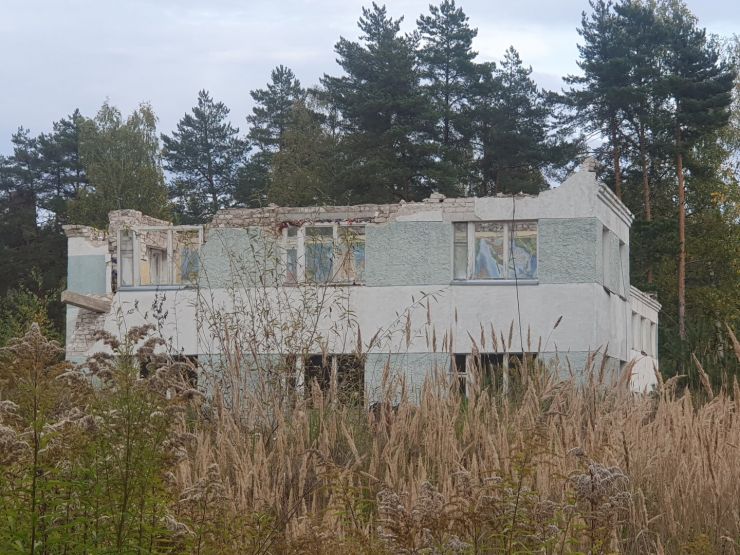 Разрушенный жилой корпус. Фото: Ксения Ражева