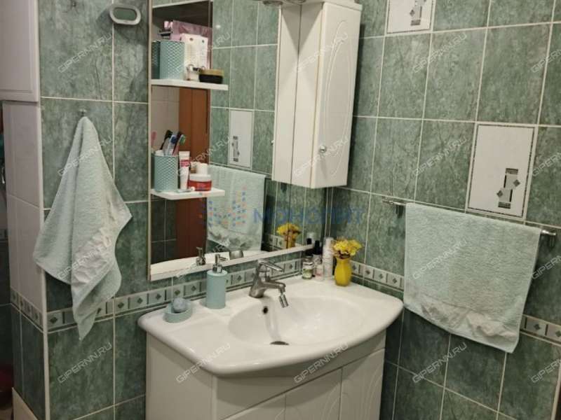 трёхкомнатная квартира на улице Александра Хохлова дом 21