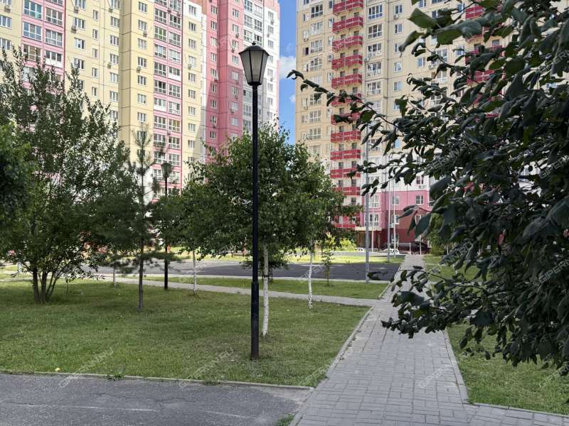 трёхкомнатная квартира на бульваре 60-летия Октября дом 25 к2