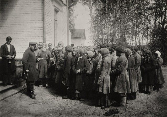 Фото: М. П. Дмитриев. Крестьяне у земского начальника, 1890—1910 гг. / Государственный музейно-выставочный центр РОСФОТО» / госкаталог.рф