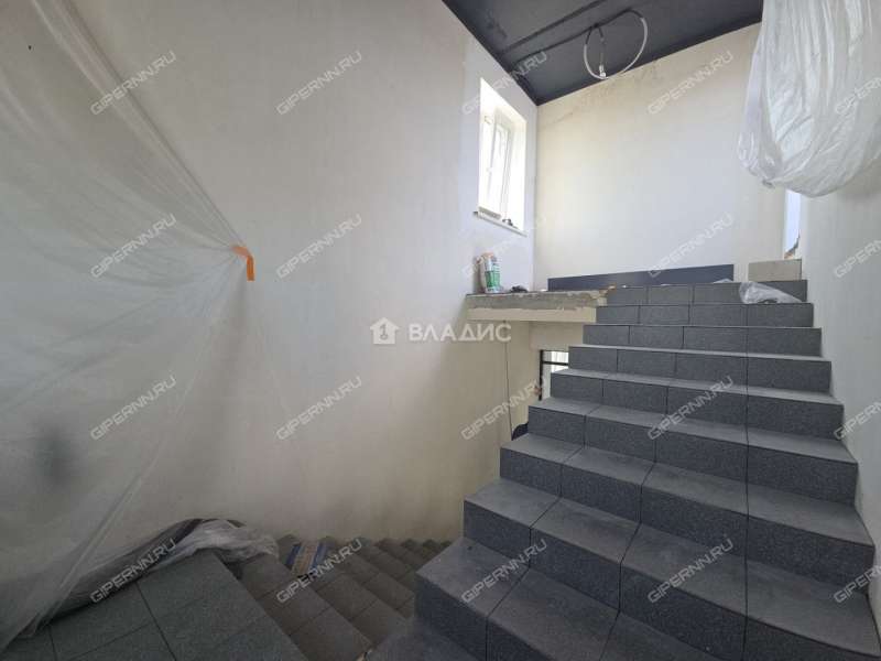 здание под офис, торговую площадь на улице Ларина