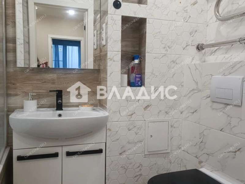 двухкомнатная квартира на улице Родионова дом 202/1