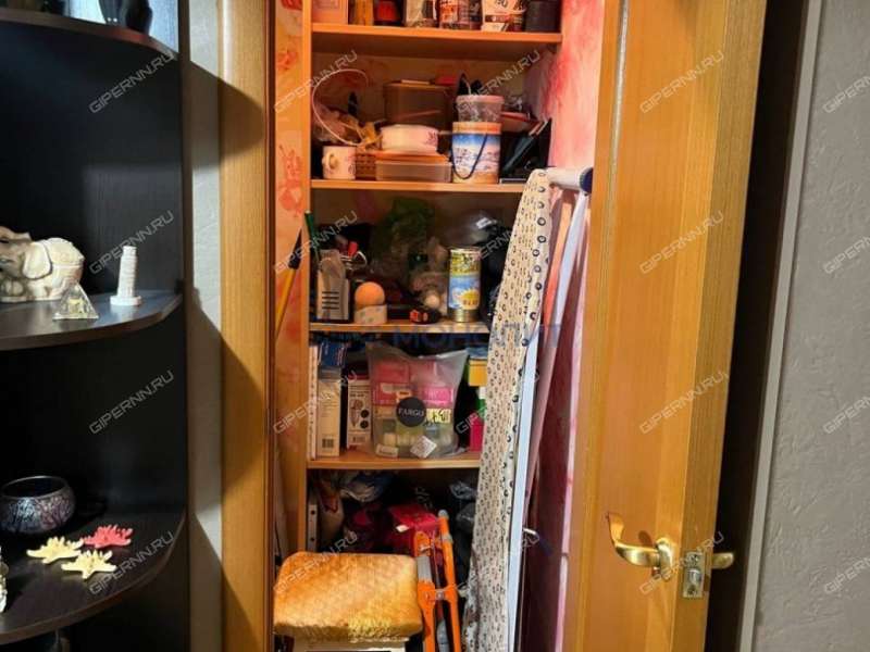 трёхкомнатная квартира на улице Александра Хохлова дом 21