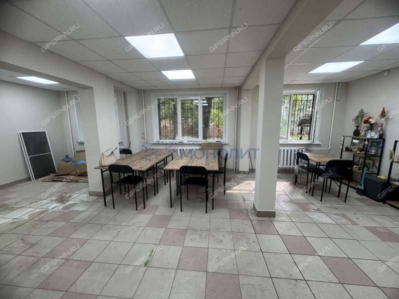 помещение под офис, торговую площадь на улице Героя Советского Союза Усилова